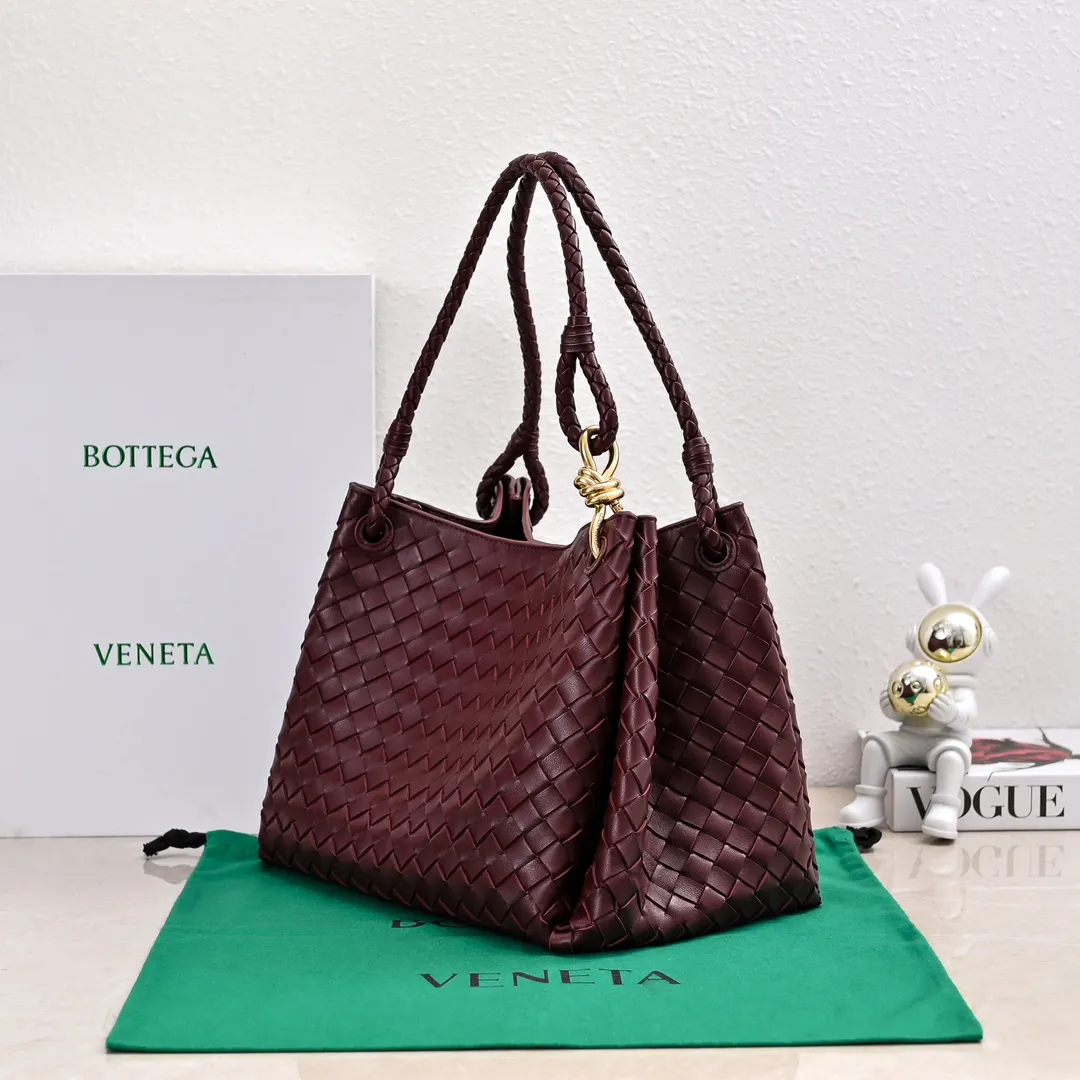 Batch 2660 24 early autumn new model Andiamo Parachute is made of a whole piece of woven leather and is processed with folding stitching at the four corners # Craftsmanship and creativity. Large size is atmospheric and practical. One of the must-selects for BV. Large space, can hold a computer, thick shoulder strap, very comfortable on the shoulder. Large parachute upper body real photo can be carried on the back. The upper body is versatile and cute☺️ Style number: 6571 Size: 30*26*20cm